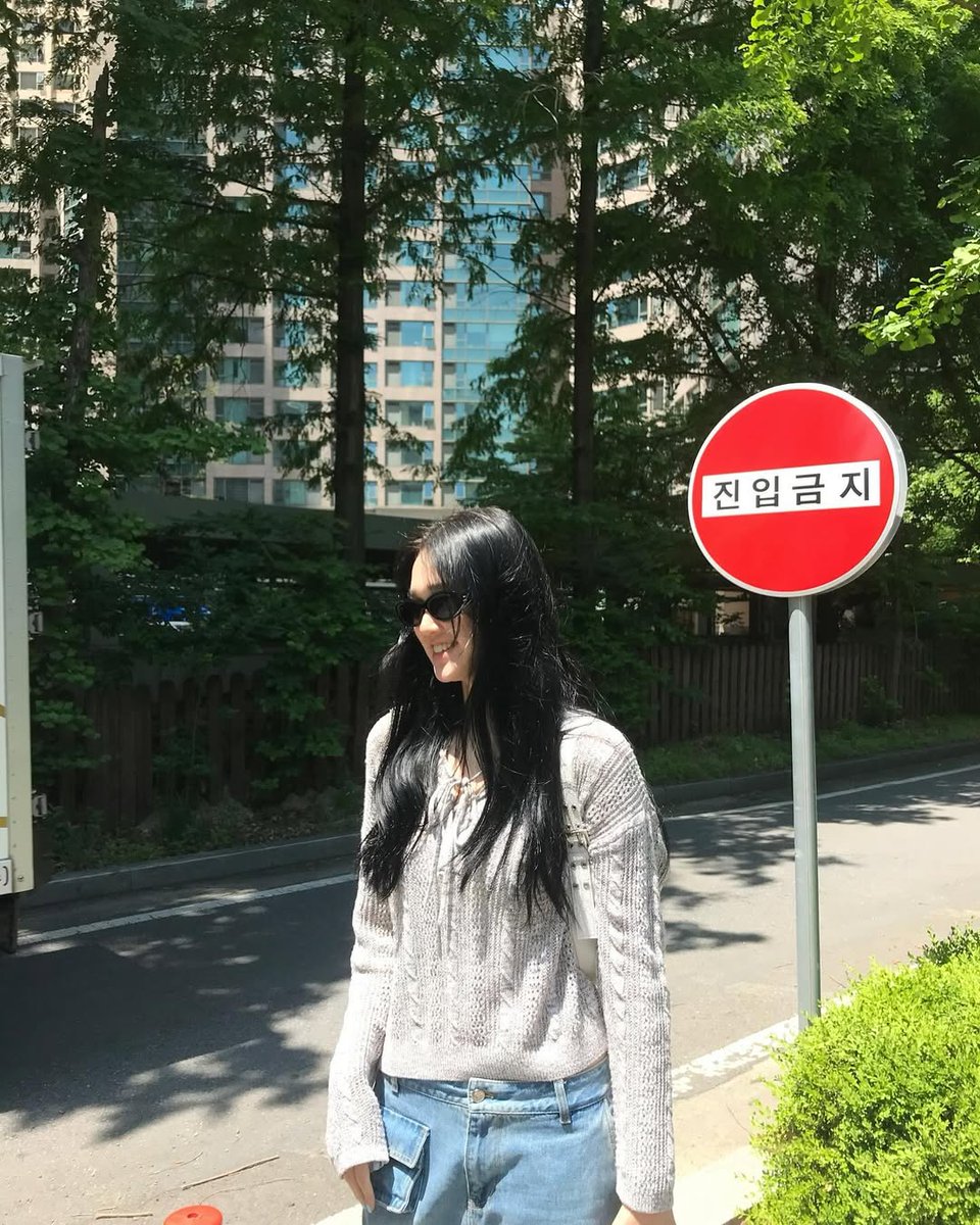 suhyunnr's tweet photo. 맑은 날씨 속에서 도시를 즐기고 있지만, 표지판을 존중하는 것을 잊지 마세요.  ⛔ https://t.co/yL8mzmtG3K