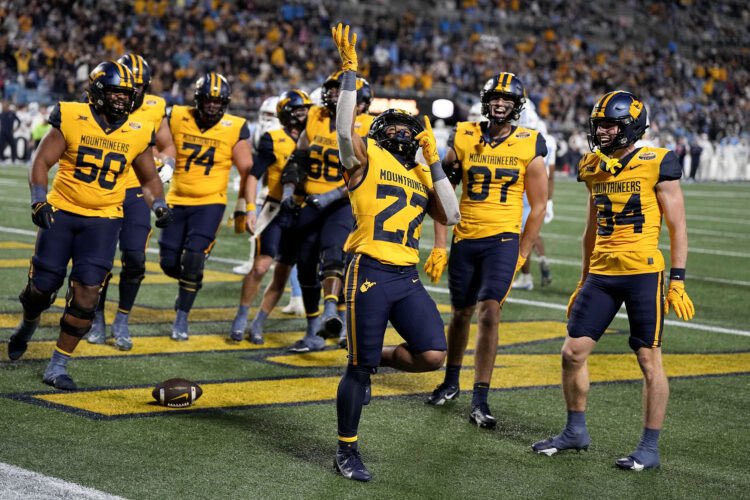 TheChrisPalmer_'s tweet photo. Extremely Blessed To Earned Another Offer From West Virginia University #HailWV @CoachRodWest @WVUfootball @therealric

@RocCarmichael @dhglover 
@coolidgeFB @CoachKw5w 
@RivalsFriedman @DJW__1 @EdOBrienCFB @MohrRecruiting @DemetricDWarren @ChadSimmons_ @CharlesPower @BrianDohn247 @adamgorney