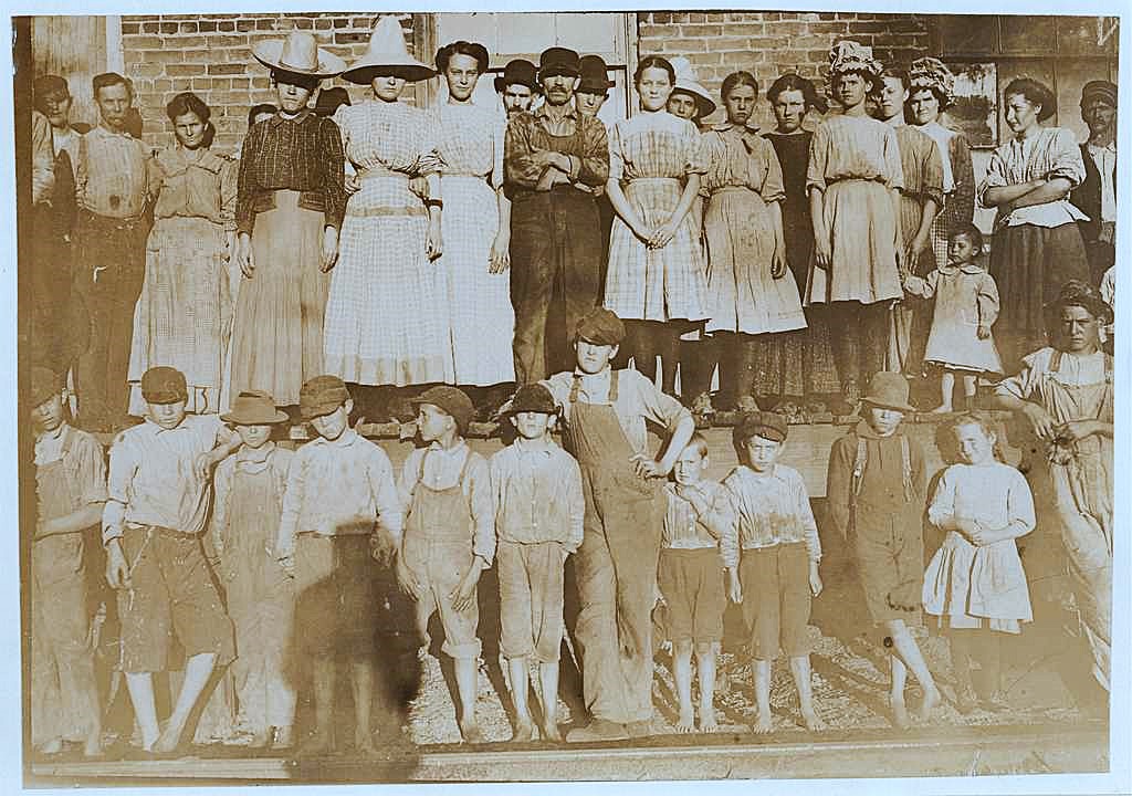 FilozofiaQuest's tweet photo. What to expect when the “oligarchy” of the ultra-wealthy take over: Before unions in the US workers faced long hours, unsafe conditions, and low wages. The free labor system also exploited women children, and slavery was common in the South. #CNN #NYTImes #WSJ #Congress #Senate https://t.co/CHNAIwv9Kx
