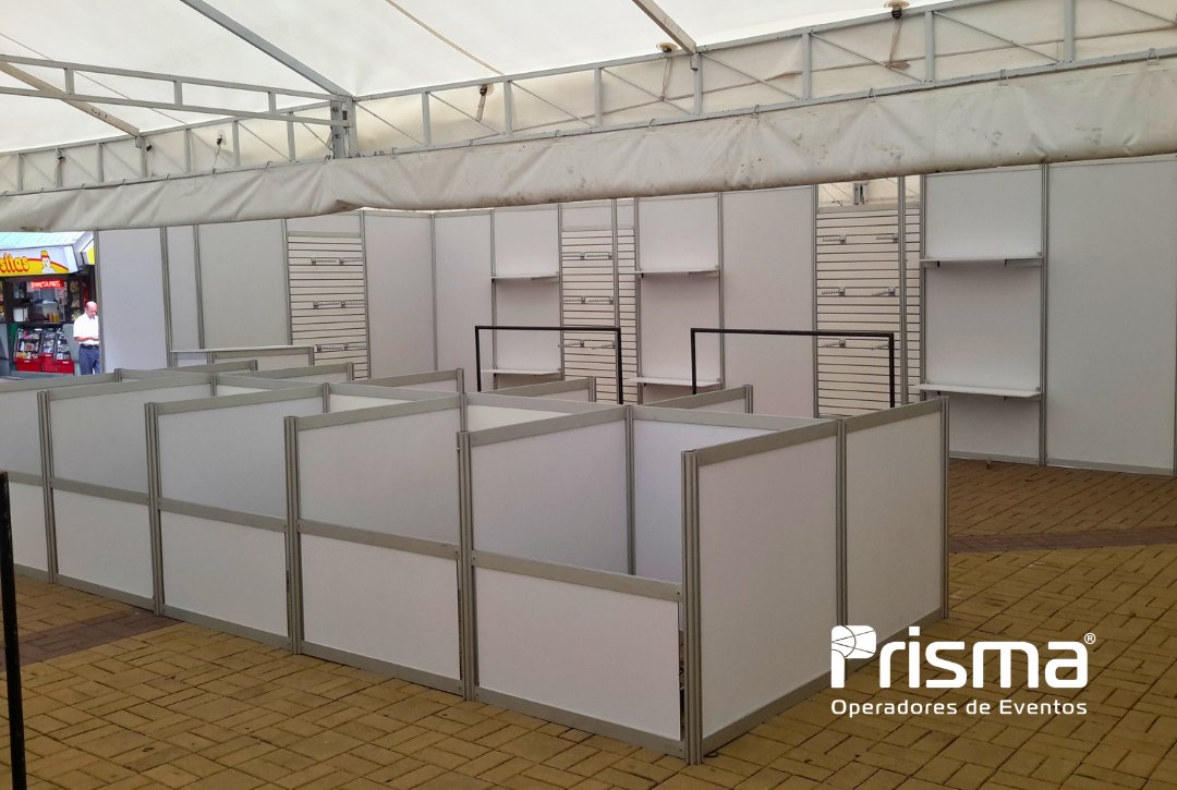Dale estructura y profesionalismo a tu evento con nuestra panelería versátil #PaneleríaEventos #StandsProfesionales #PrismaMontajes #montajesmedellin #Medellín