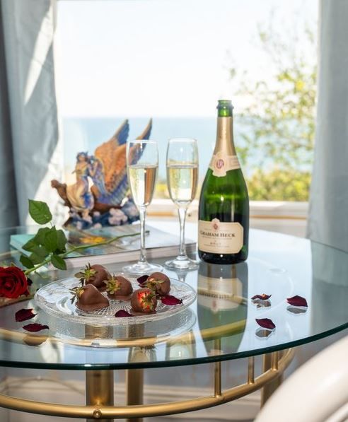 TheBBDirectory's tweet image. Enchanted Manor, a magical healing haven is the perfect place for a romantic getaway. Treat your loved one to a well-deserved getaway this Valentine's, the perfect gift that will be appreciated. 💝 
bandbstays.co.uk/14370 
#ValentinesBreak #RomanticGetaway #Accommodation #Niton