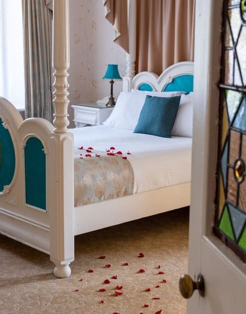 TheBBDirectory's tweet image. Enchanted Manor, a magical healing haven is the perfect place for a romantic getaway. Treat your loved one to a well-deserved getaway this Valentine's, the perfect gift that will be appreciated. 💝 
bandbstays.co.uk/14370 
#ValentinesBreak #RomanticGetaway #Accommodation #Niton