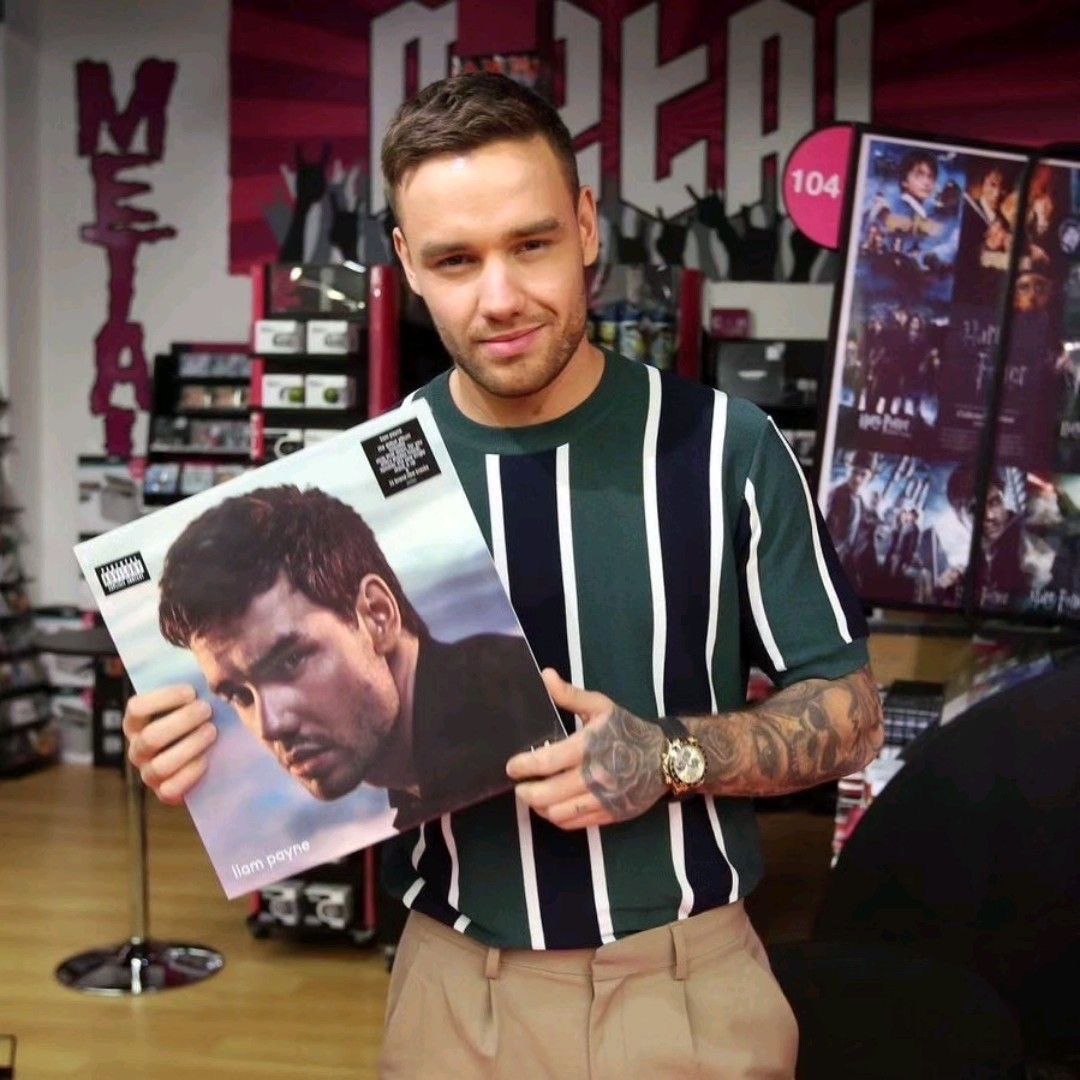 angelslouisw's tweet photo. liam yo debería estar contando los días para verte en un show, el lanzamiento de un nuevo álbum o solo deseando conocerte en algún momento. Ahora estoy acá, cayendo en cuenta que han pasado 3 meses de tu partida y cada vez se aleja más el día en que te tuvimos por última vez 💔 https://t.co/Sg7Q0Ys46Q