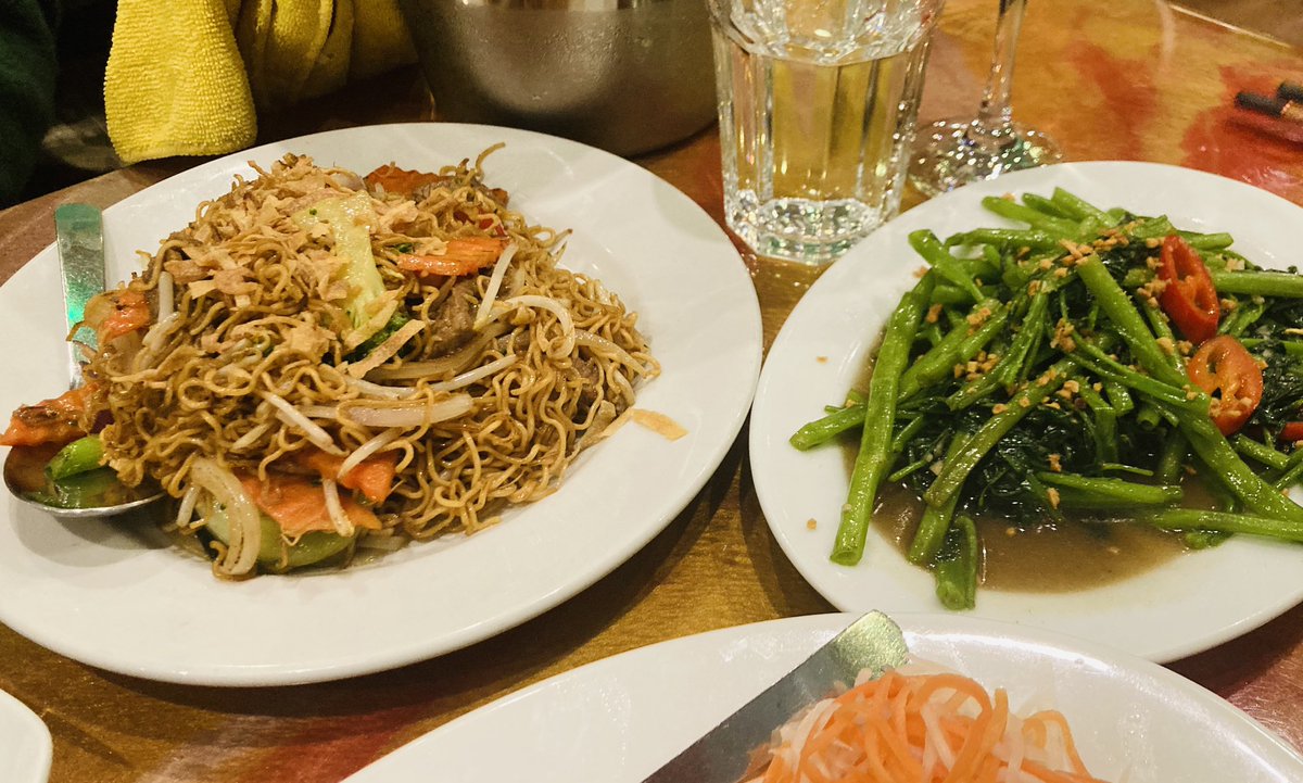 booksandwine76's tweet photo. Dinner Club Destination: VIETNAM π»π³ #HuongViet #camberwell #beefstirfriednoodles #mamaschicken #morningglory https://t.co/1X5FcTozKt