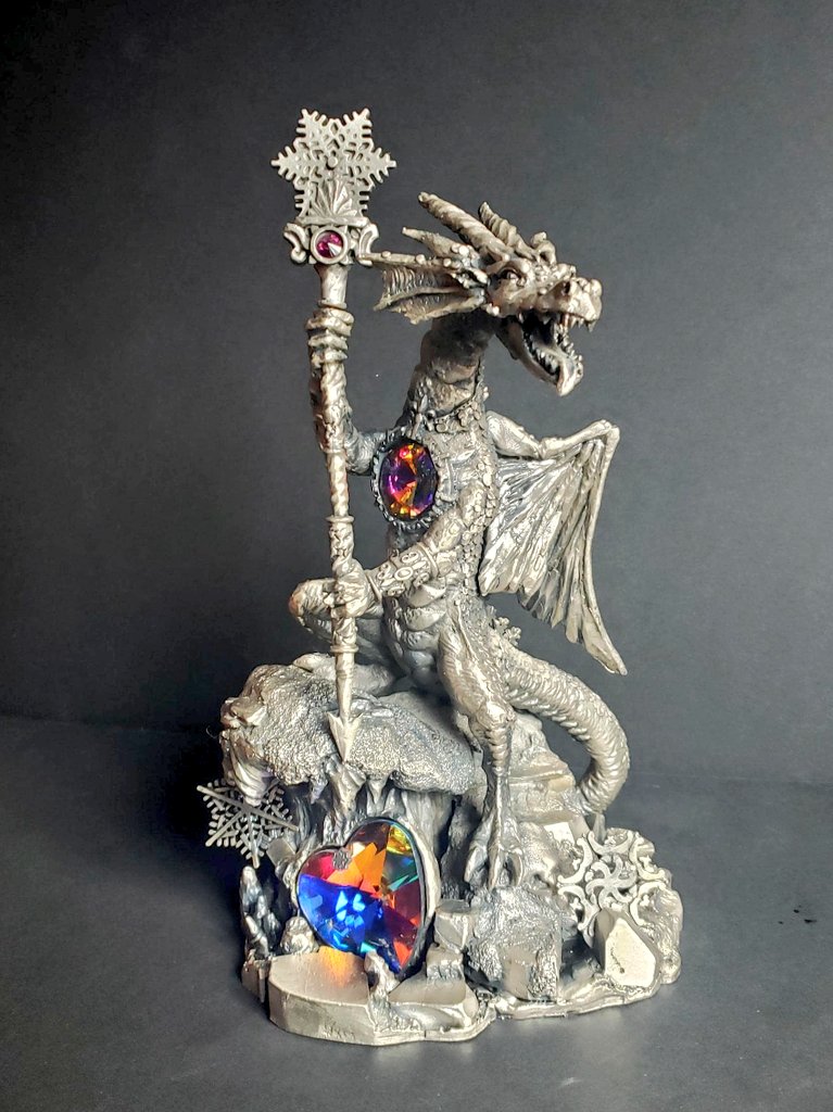 rzlstores.etsy.com/listing/182222…
Master of the Glacier. Tudor mint 3347. Limited Edition No 0637 of 2,500. Large Myth and Magic vintage pewter Dragon figurine.
#Vintage #Dragon #Figurine #Pewter #MythAndMagic #TheTudorMint #Ornament #GiftIdea #SALE
