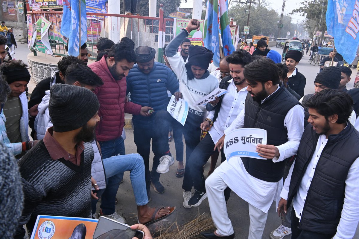 आज बक्सर NSUI जिला कमिटी द्वारा जय बापू, जय भीम, जय संविधान पद यात्रा किया गया एवं मोहन भागवत के द्वारा अमर यदि बयान को लेकर पुतला दहन किया गया..
जिसमे बिहार NSUI प्रभारी रोहित राना जी, प्रभारी सत्यम कुशवाहा जी एवं राष्ट्रीय सचिव अनुराग राज त्रिवेदी जी सम्मिलित हुए...