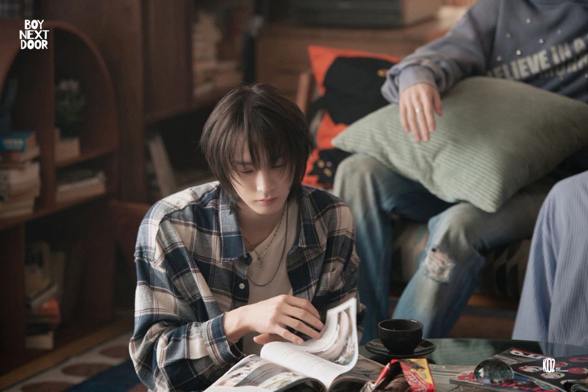 sitting so comfy with my favorite book in hand 📖 focus, focus, focus… but it’s hard when everything feels this cozy. my body feels so warm, all wrapped up in my soft flannel shirt. maybe i’ll stay here forever or at least until the chapter ends.