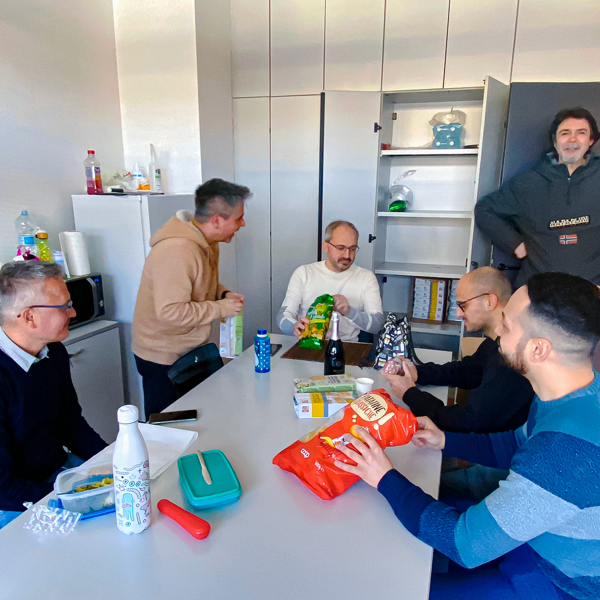 ⏸️ Le pause in ufficio sono molto più di un semplice intervallo: sono un momento per rigenerarsi, scambiarsi idee e ritrovarsi.

🍪☕️ In #MapsGroup mettiamo a disposizione prodotti selezionati per rendere ogni break un’occasione di #benessere e convivialità per le nostre persone.