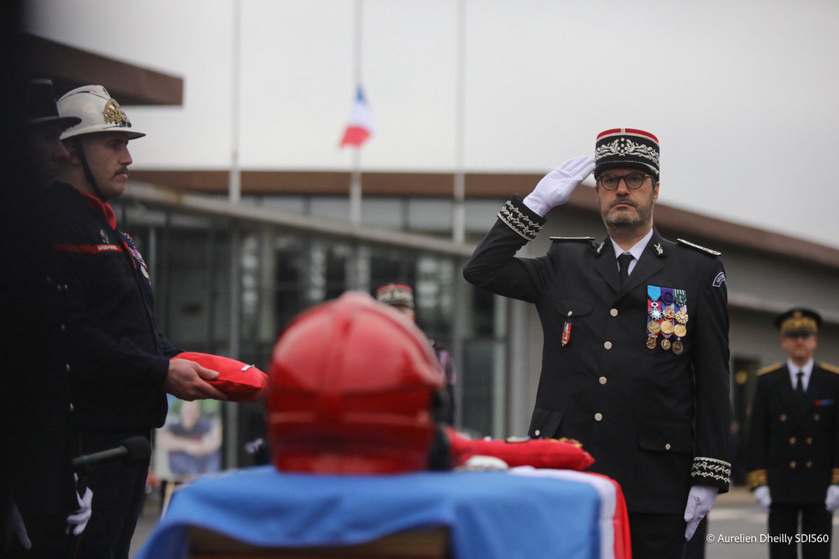 DG_SecCivile's tweet photo. C'est avec une profonde tristesse que nous avons rendu hommage à Clément Bally, sapeur-pompier professionnel au @Sdis_95 et volontaire au sein du @SDIS60.
Son engagement était exemplaire, mort en service, il a servi jusqu'au dernier moment.
La @SecCivileFrance s'incline devant son courage et son dévouement.
