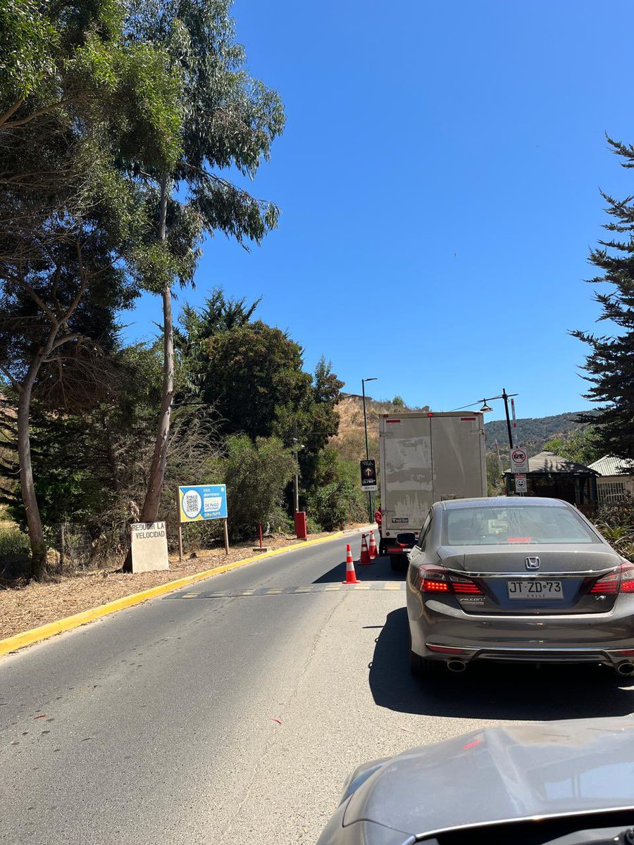 icaballe's tweet photo. Una vez más en #PuntaPuyai, Papudo, los vecinos ILEGALMENTE contratan guardias para controlar el acceso a un camino PÚBLICO que accede a la playa. Hasta cuando los privados hacen lo que quieren? @MuniPapudo @CarabValparaiso @meganoticiascl @T13 @24HorasTVN https://t.co/ZZgFqwR9c0