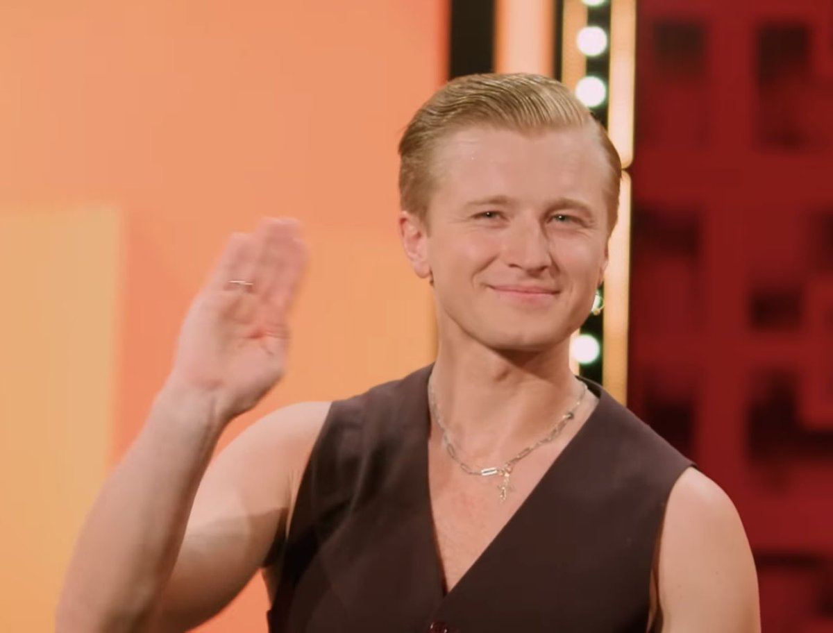 хз посмотрела шиш с Чепурченко и теперь думаю о том что он бы был отличным фанкастом на Мира