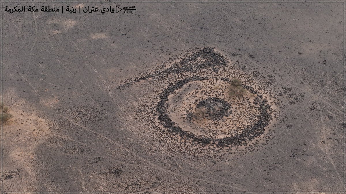 AncientSaudi's tweet photo. من منطقة #مكة_المكرمة و تحديدا محافظة #رنية 

منشآت حجرية دائرية بالقرب من وادي #غثران 

تتميز بعض هذه الدوائر الحجرية بوجود ذيل منقط ( صفين من الحجارة ) 

متوسط قطر هذه الدوائر بين 26 ~ 28 م https://t.co/0Xi9uidzP7