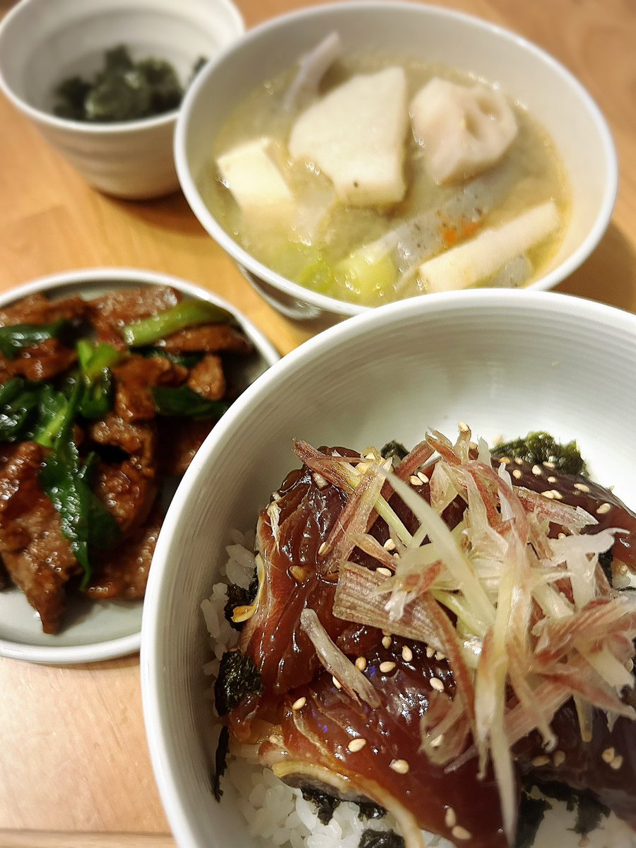 DOGLIFEgohan's tweet photo. 夜ごはん✨

・トロ鰹の漬け丼
・豚汁
・ニラレバ

新学期が始まって
ちょっと疲れ気味の娘に元気になるご飯🍚
インフルや気管支炎も流行ってるし
明日は模試だし📝
JKも大変だ😅

#おうちごはん𓎩𓌉𓇋 
#料理好きさんと繋がりたい https://t.co/EC2Nny7or4