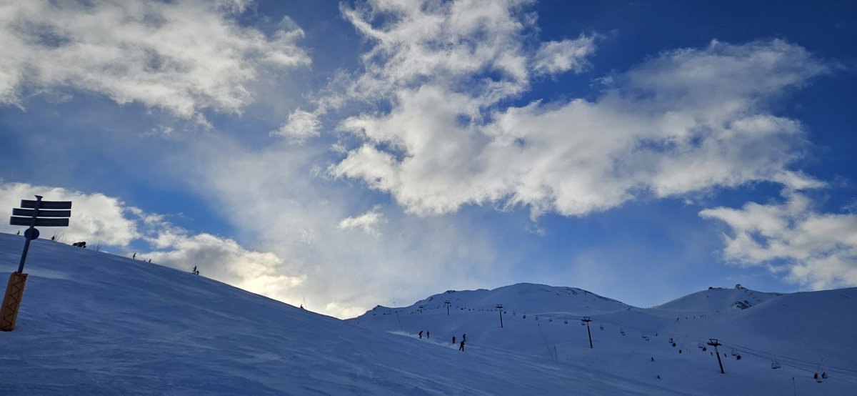 השלג צנח כאן לפתע
לבן מזכיר לי נשכחות

(יעקב גלעד)