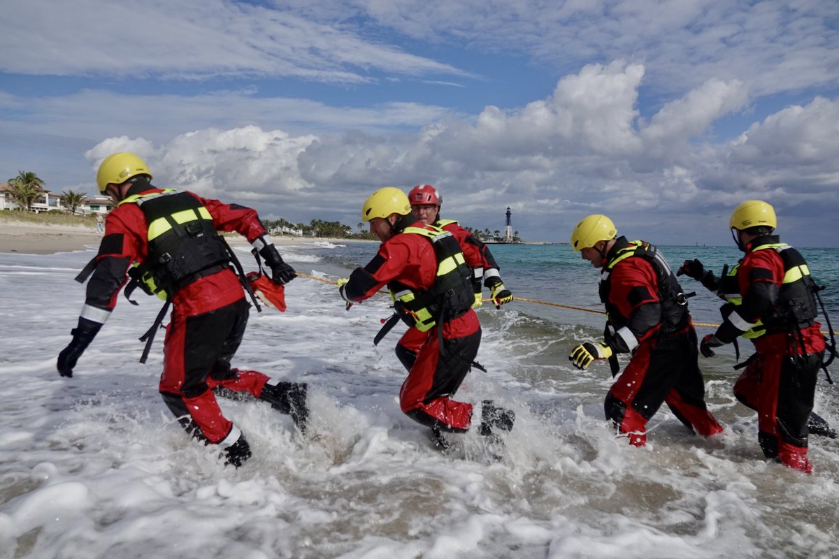 PhotoSSentinel's tweet photo. High water task force training @browardsheriff @mypompanobeach @FTLCityNews @BrowardCounty @visitlauderdale @SunSentinel https://t.co/NNzYa0LszE