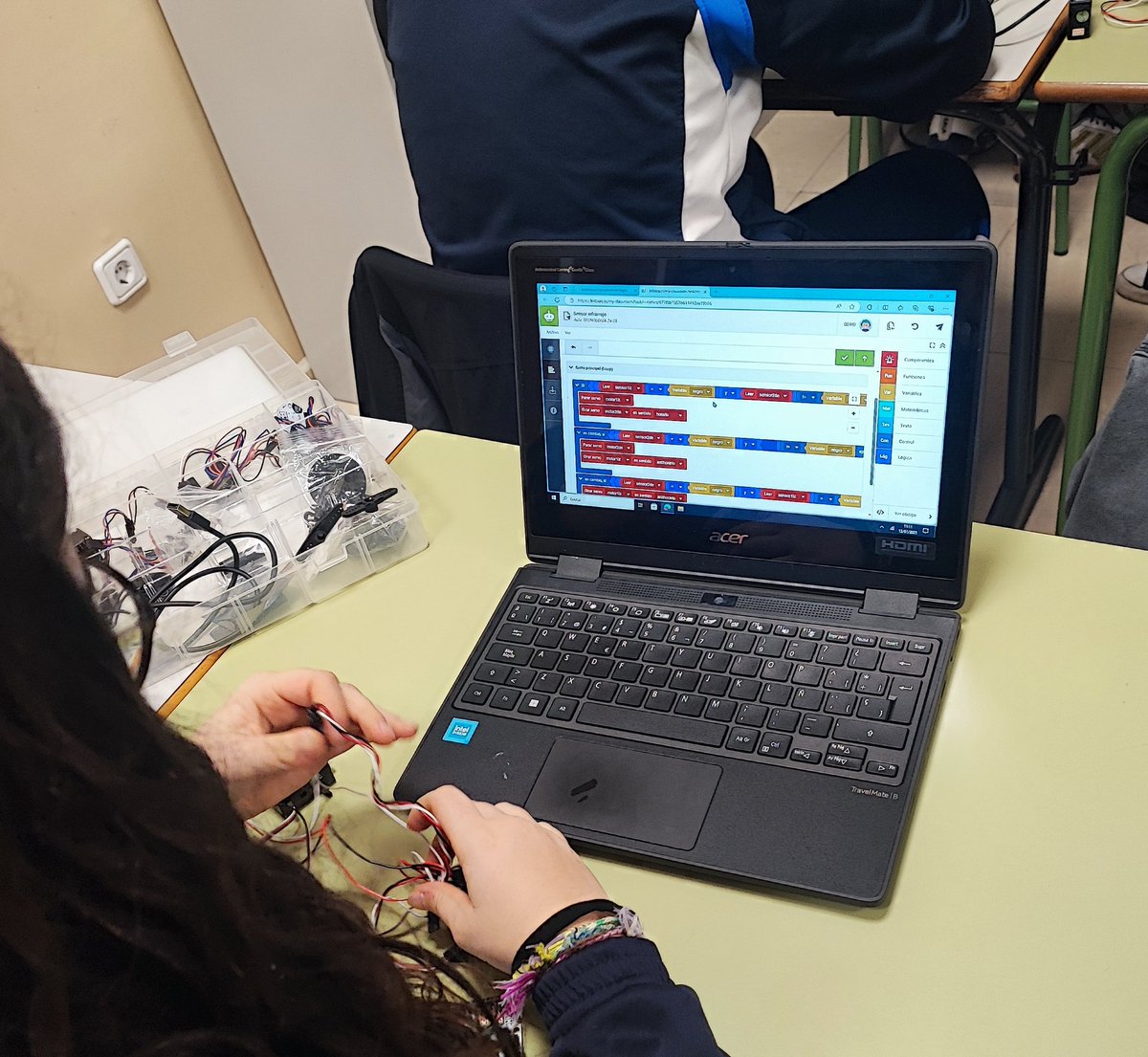 maristasguada's tweet photo. Continuamos con nuestro proyecto STEAM #ProgramaDivirtiéndote recogido en nuestro #PlanDigital Crear para aprender. Los alumnos de 4° ESO trabajan con sensores y actuadores resolviendo pequeños retos gracias a @GuadalajaraAyto #MaristasCuentaConmigo https://t.co/m55nBXmcde