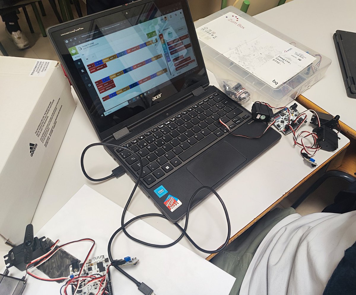 maristasguada's tweet photo. Continuamos con nuestro proyecto STEAM #ProgramaDivirtiéndote recogido en nuestro #PlanDigital Crear para aprender. Los alumnos de 4° ESO trabajan con sensores y actuadores resolviendo pequeños retos gracias a @GuadalajaraAyto #MaristasCuentaConmigo https://t.co/m55nBXmcde