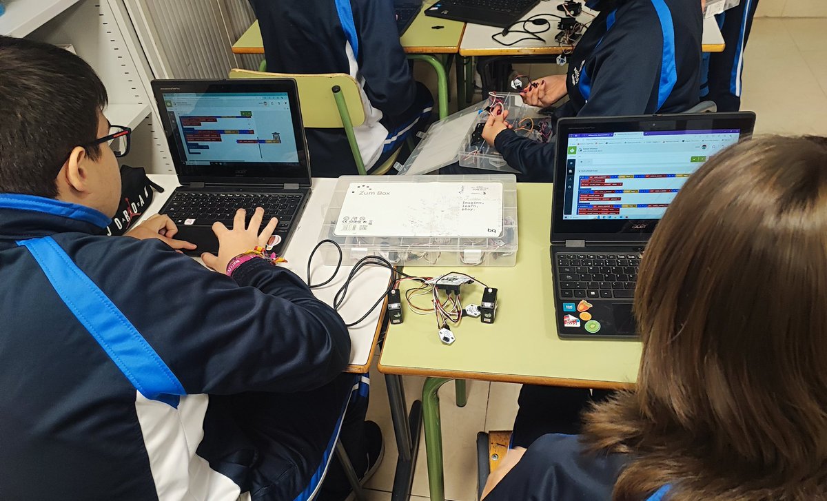 maristasguada's tweet photo. Continuamos con nuestro proyecto STEAM #ProgramaDivirtiéndote recogido en nuestro #PlanDigital Crear para aprender. Los alumnos de 4° ESO trabajan con sensores y actuadores resolviendo pequeños retos gracias a @GuadalajaraAyto #MaristasCuentaConmigo https://t.co/m55nBXmcde