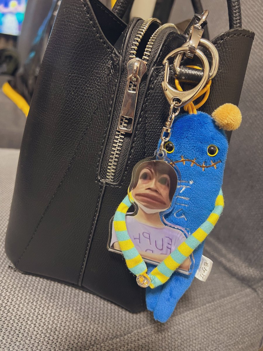 everydayisstart's tweet photo. リョウガくんのジャージャービンクスが歩いてると裏返ったりしてたからデニムモケケに支えてもらうことにして解決 https://t.co/6rvytyyp55