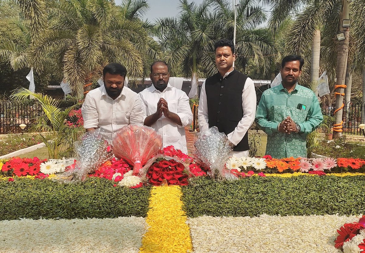 gyara_murali's tweet photo. Remembering Legendary Leader, Former CM Of United Andhrapradesh, Former Union Minister &amp; Former Governor Late Shri Dr. @DrMChannaReddy Garu 💐 On His Birth Anniversary Along With His #MCR Garu Grandson @MarriPuruReddy Anna Garu, 

#Marri_Channa_Reddy_Garu
#Birth_Anniversary https://t.co/W5DMwopF3g
