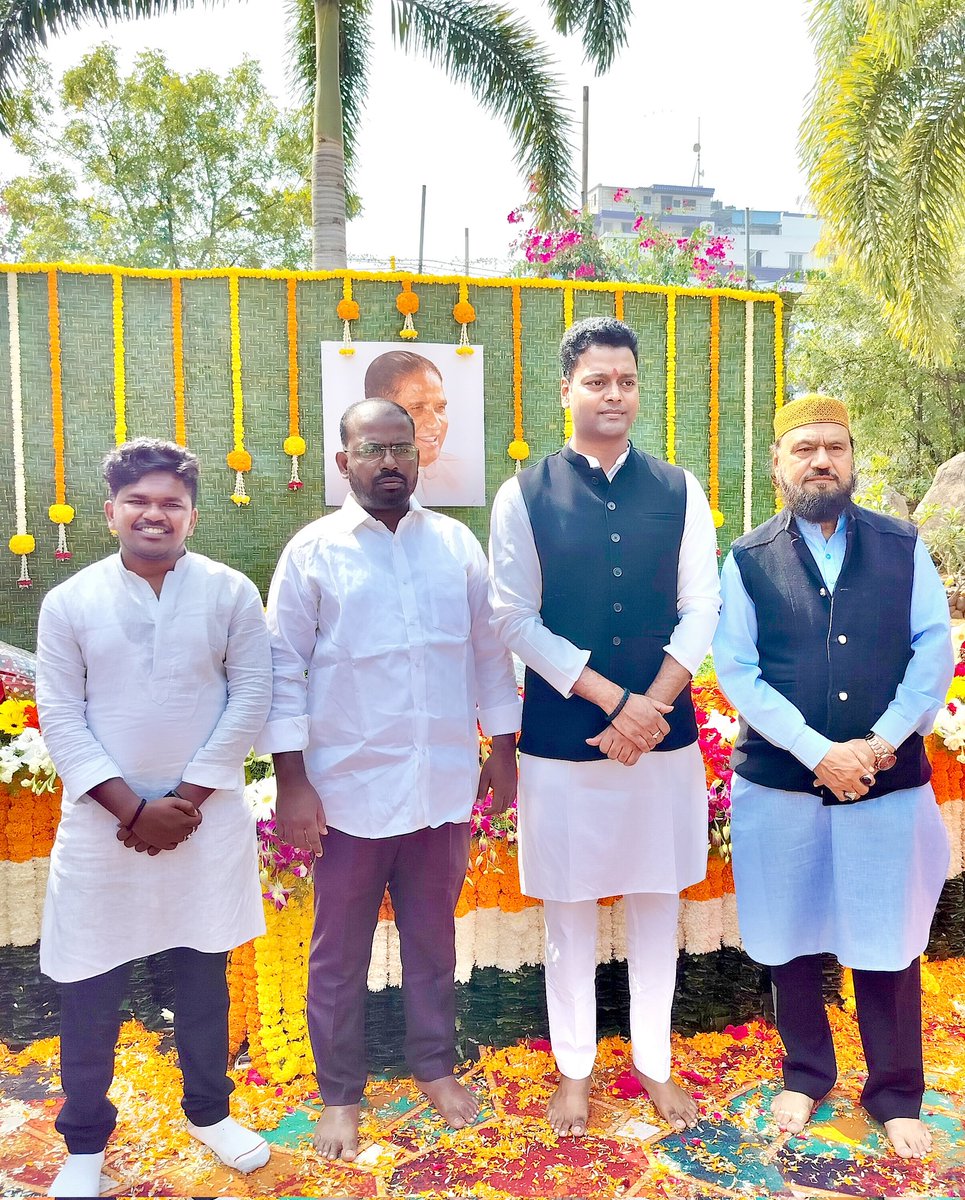 gyara_murali's tweet photo. Remembering Legendary Leader, Former CM Of United Andhrapradesh, Former Union Minister &amp; Former Governor Late Shri Dr. @DrMChannaReddy Garu 💐 On His Birth Anniversary Along With His #MCR Garu Grandson @MarriPuruReddy Anna Garu, 

#Marri_Channa_Reddy_Garu
#Birth_Anniversary https://t.co/W5DMwopF3g