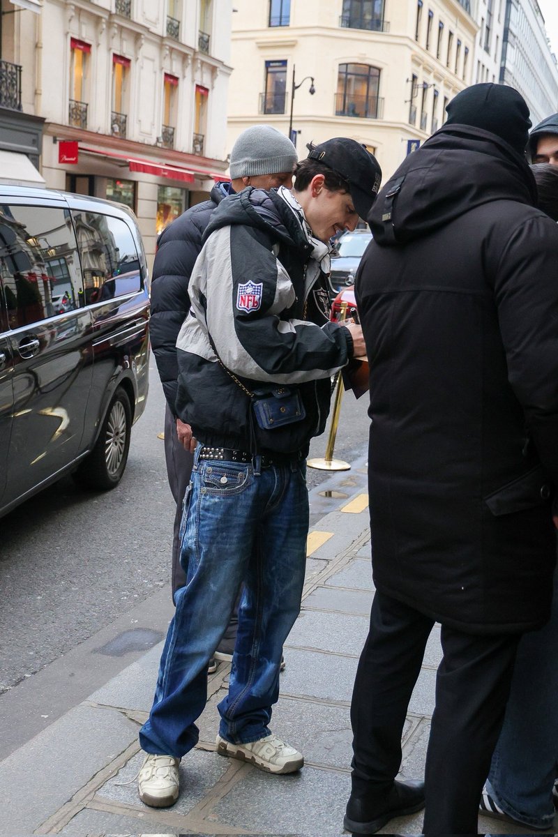 GuadagninoFilms's tweet image. Timothée and his lil Chanel purse !!!