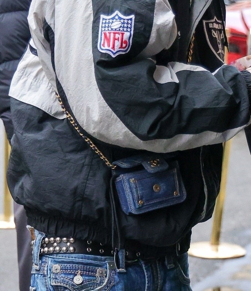 GuadagninoFilms's tweet image. Timothée and his lil Chanel purse !!!