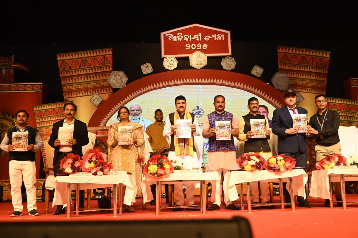 dibya2016's tweet photo. Unveiled our Department Cultural Association Annual Souvenir "PAHACHA-2024" in presence of our Hon'ble Minister, Principal Secretary and other Officials during the Closing Ceremony of Adivasi Mela-2025.
Really a proud moment 👏. https://t.co/7dH4Ng2vxb