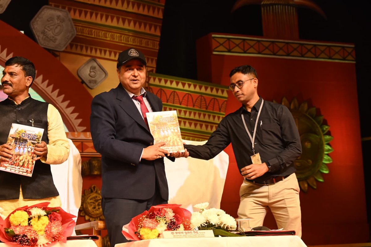 dibya2016's tweet photo. Unveiled our Department Cultural Association Annual Souvenir "PAHACHA-2024" in presence of our Hon'ble Minister, Principal Secretary and other Officials during the Closing Ceremony of Adivasi Mela-2025.
Really a proud moment 👏. https://t.co/7dH4Ng2vxb
