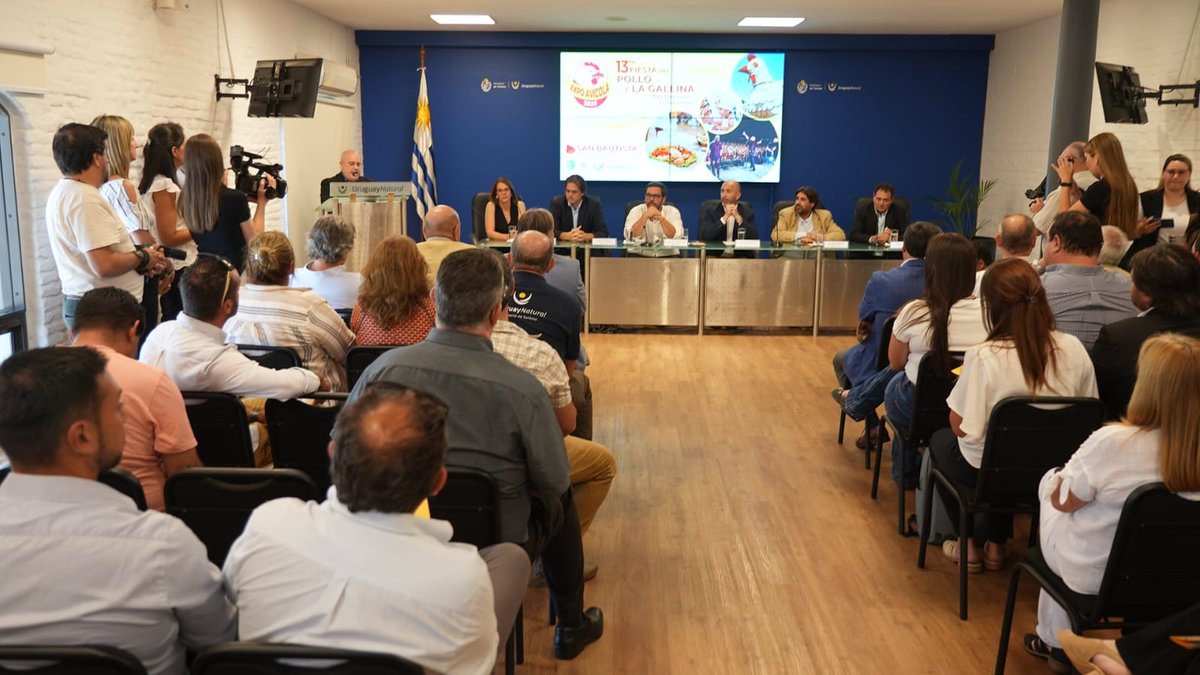 MGAPUruguay's tweet photo. #AHORA el Ministro (i) @ignacio_buffa, el Director de #DIGEGRA @nchiesa y equipo del #MGAP participan junto al Ministro de Turismo @DrESanguinetti del lanzamiento de la 13 Fiesta del Pollo y la Gallina a realizarse en la localidad de San Bautista entre los días 31/1 y 2/2. https://t.co/O36sugc6fV