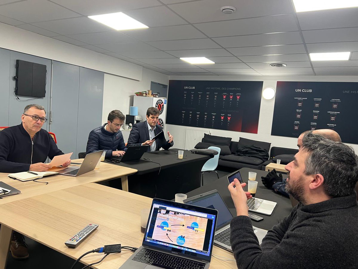 AJPHandball's tweet image. 🔛 Grosse journée 

1️⃣ Ce matin également réunis au siège de la @LNHofficiel avec les partenaires sociaux pour une commission paritaire.

2️⃣ Cet après midi au siège de l’@USIvryHB nous avons participé à une réunion du conseil stratégique du handball professionnel 

#Représenter