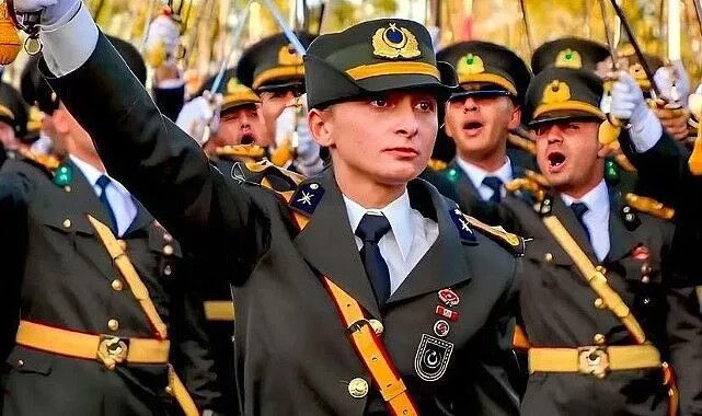 TTAgrup's tweet photo. Teğmen Ebru Eroğlu: 

- Bugün sonuç ne olursa olsun, bizim ve sizlerin göğsündeki Harp Okulu rozetini alamayacaklar. 

- Bizler Atatürk'ün önce sıra arkadaşı, sonra silah arkadaşı olduk. Hayatımızın geri kalanında da bu minvalde hareket edeceğiz. https://t.co/uq2eOy5R5o