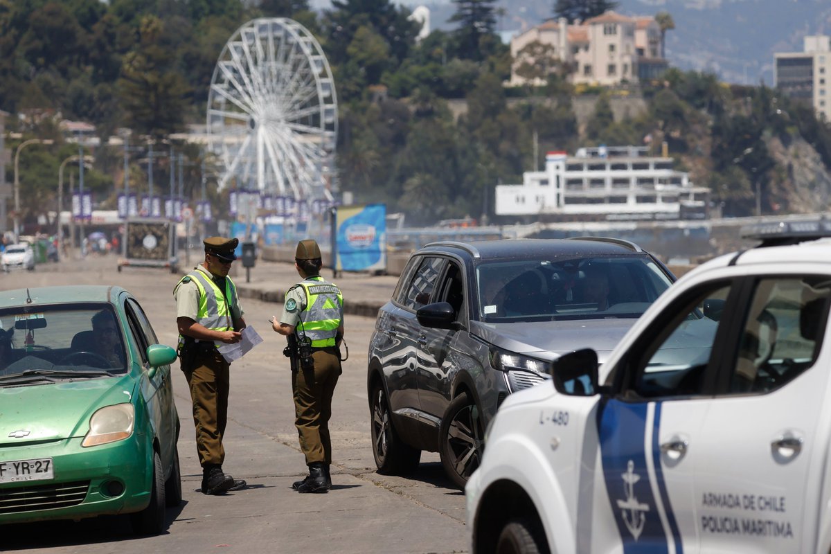 puranoticia's tweet photo. El drama de los vecinos de la Av. Perú de Viña del Mar: acusan comercio ilegal, delincuencia desatada, basura, ruidos y hasta tráfico de drogas ➡️ https://t.co/e8s3kjiPC0 https://t.co/XiA4yuKdjN