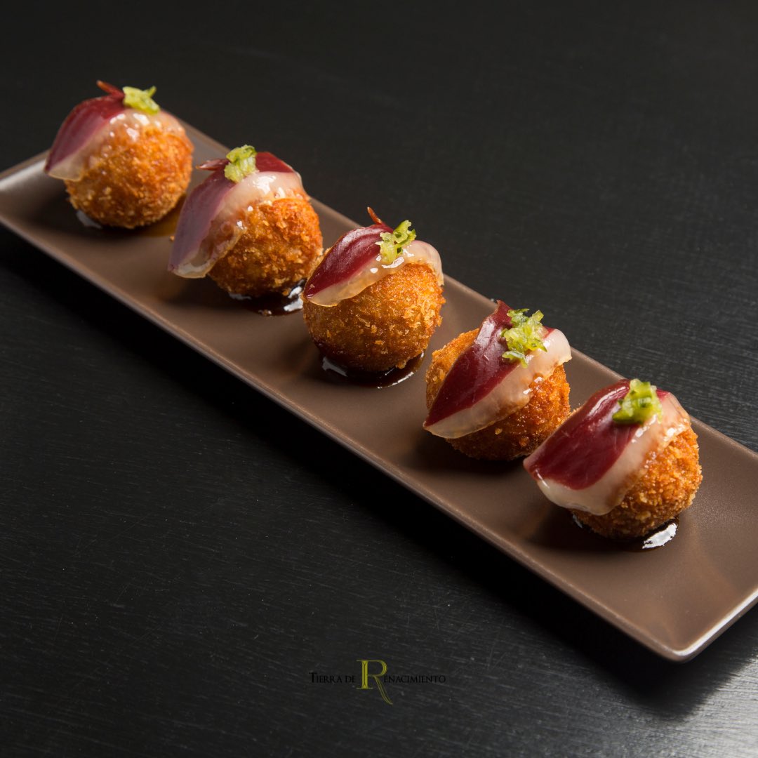 TRaovee's tweet photo. El universo de la croqueta es amplio y diverso, pues hoy en día se elaboran con infinidad de ingredientes 😊

Pero sin duda una de las reinas es la de jamón, ¿no crees? 😉 https://t.co/z8t8PZQSm4