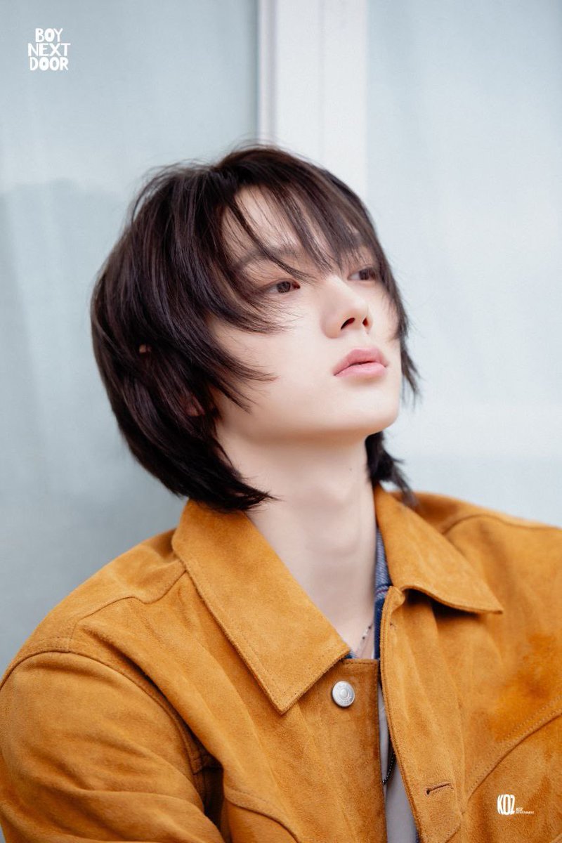 his cat eyes are full and glam with love.