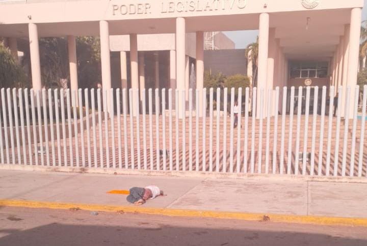 ArielMeraz's tweet photo. Dejan el cuerpo sin vida de un agente de investigación afuera del Congreso del Estado de Sinaloa… no hay pedo adentro están viendo si renombran a Eldorado por AMLO… https://t.co/Lyxkkjxesg