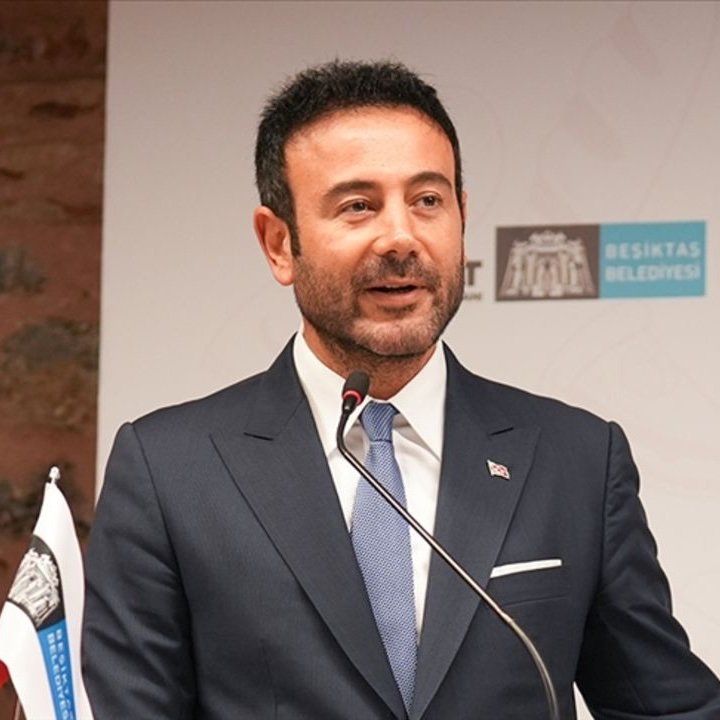avcemilcicek01's tweet photo. Soldaki CHP'li Belediye Başkanı Rıza Akpolat. Tutuklama talebiyle mahkemeye sevk edildi.

Sağdaki AKP'li Melih Gökçek. Hakkında onlarca yolsuzluk iddiası var. Ankara'yı parsel parsel sattığı iddiası var. Ona rağmen 1 gün bile gözaltına alınmadı.

Türkiye'de adalet nasıl diye soran olursa bu tweeti gösterin.