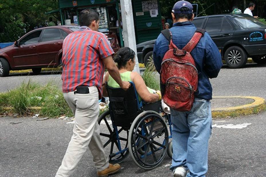 En #Venezuela, más del 44 % de las personas con discapacidad están fuera del mercado laboral.

El 50 % de la población que sí cuenta con un trabajo, es porque lo hace por cuenta propia. El Estado, apenas le garantiza empleos al 30 %.

#MonitorDescaVe