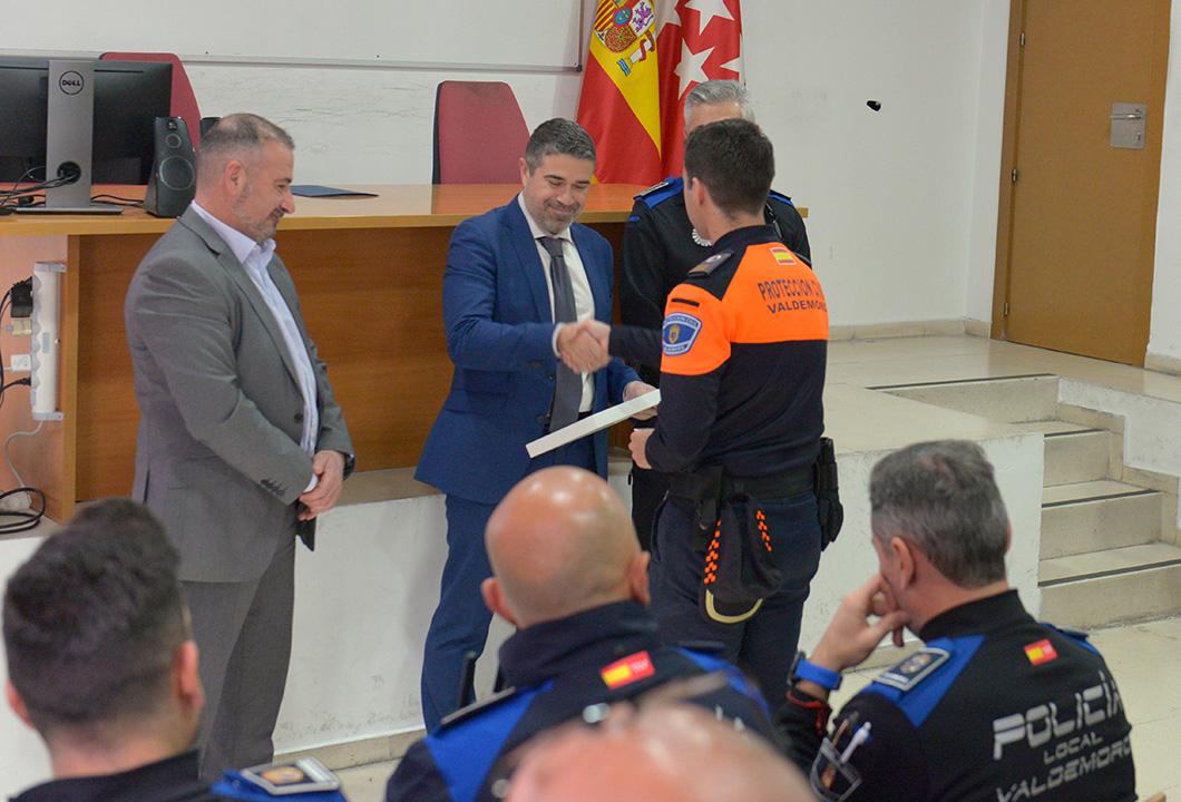 Ayto_Valdemoro's tweet photo. El Ayuntamiento de Valdemoro homenajea a los policías locales y los miembros de Protección Civil que han colaborado voluntariamente en las labores para recuperar la normalidad en los municipios valencianos afectados por la #DANA. #VALENCIA @Generalitat https://t.co/vzMM88Uukh https://t.co/gaOPV2JNNq