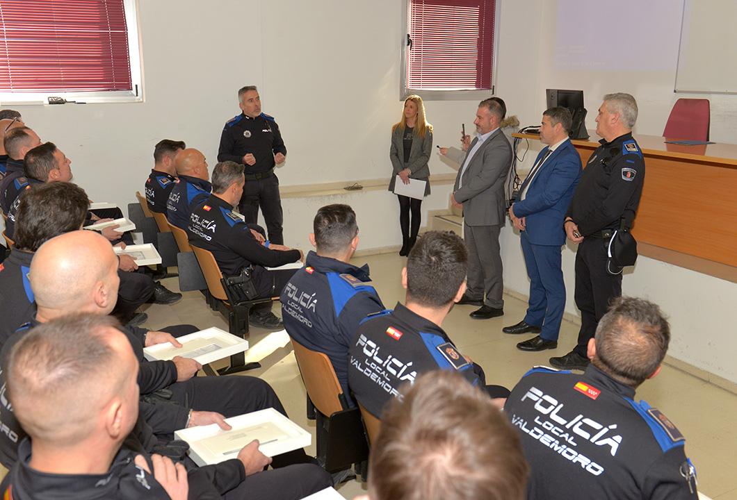 Ayto_Valdemoro's tweet photo. El Ayuntamiento de Valdemoro homenajea a los policías locales y los miembros de Protección Civil que han colaborado voluntariamente en las labores para recuperar la normalidad en los municipios valencianos afectados por la #DANA. #VALENCIA @Generalitat https://t.co/vzMM88Uukh https://t.co/gaOPV2JNNq