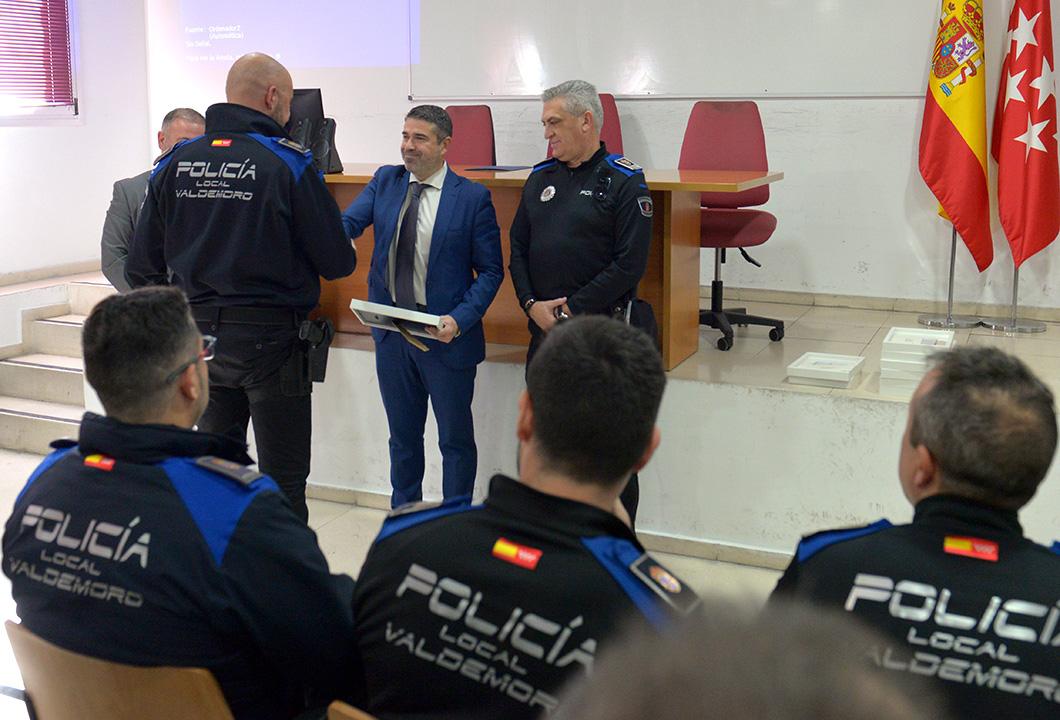 El Ayuntamiento de Valdemoro homenajea a los policías locales y los miembros de Protección Civil que han colaborado voluntariamente en las labores para recuperar la normalidad en los municipios valencianos afectados por la #DANA. #VALENCIA <a href="/Generalitat/">Generalitat</a> ow.ly/ZImN50UHVFh