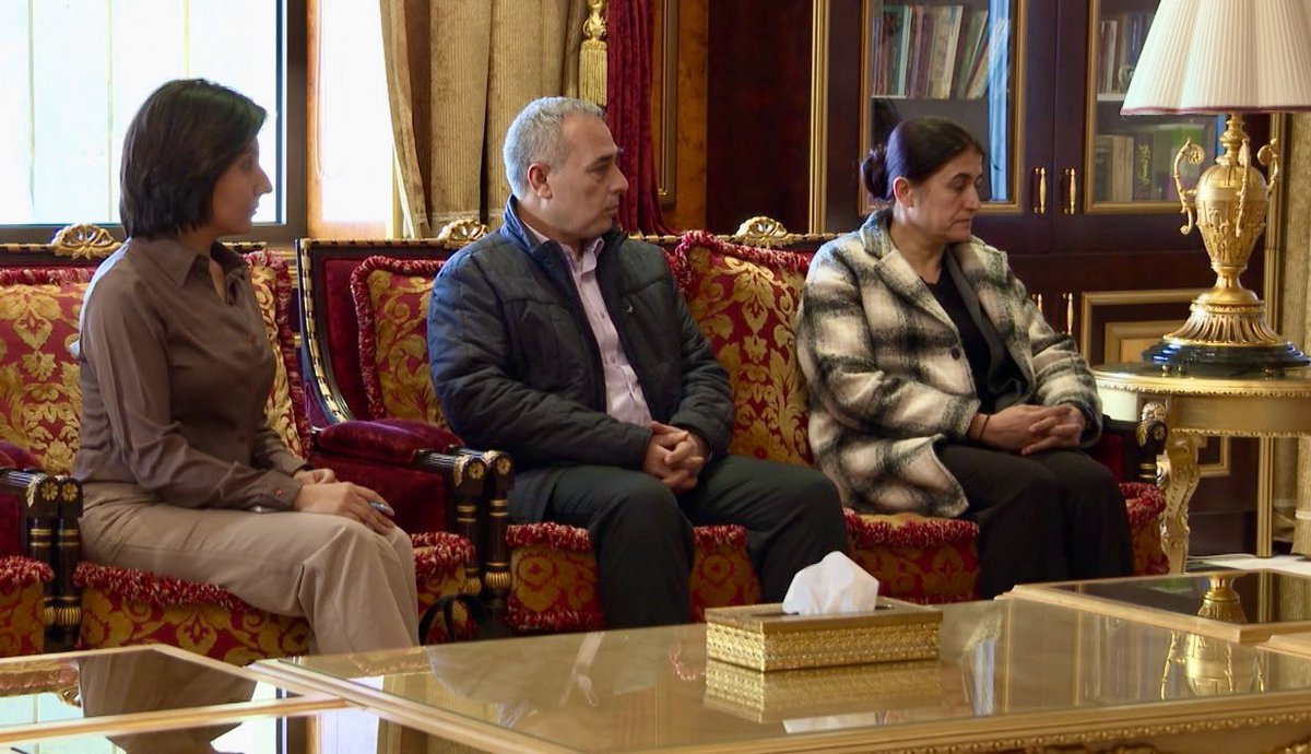 Konuştuğum kaynaklar, Başkan Barzani ile General Mazlum arasındaki Erbil görüşmesinin çok olumlu olduğunu söylüyor. #YPJ Genel Konutani Rohilat Afrin Başkomutanı ve #DSG Genel Komutanlığı üyesi Lokman Halil de görüşmede hazır bulundu.  Önümüzdeki günlerde daha olumlu gelişmeler