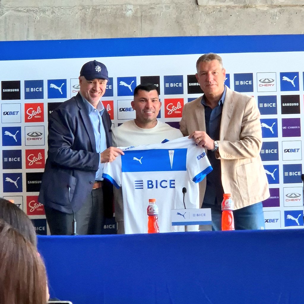 Universidad Católica (@cruzados) on Twitter photo ¡Bienvenido nuevamente a #LosCruzados, <a href="/MedelPitbull/">Gary Medel</a>! ✨️
Formado en casa y embajador de La Franja por el mundo por tantos años ⚪️🔵, ¡ahora vuelves a casa! ¡Bienvenido nuevamente a #LosCruzados, <a href="/MedelPitbull/">Gary Medel</a>! ✨️
Formado en casa y embajador de La Franja por el mundo por tantos años ⚪️🔵, ¡ahora vuelves a casa!