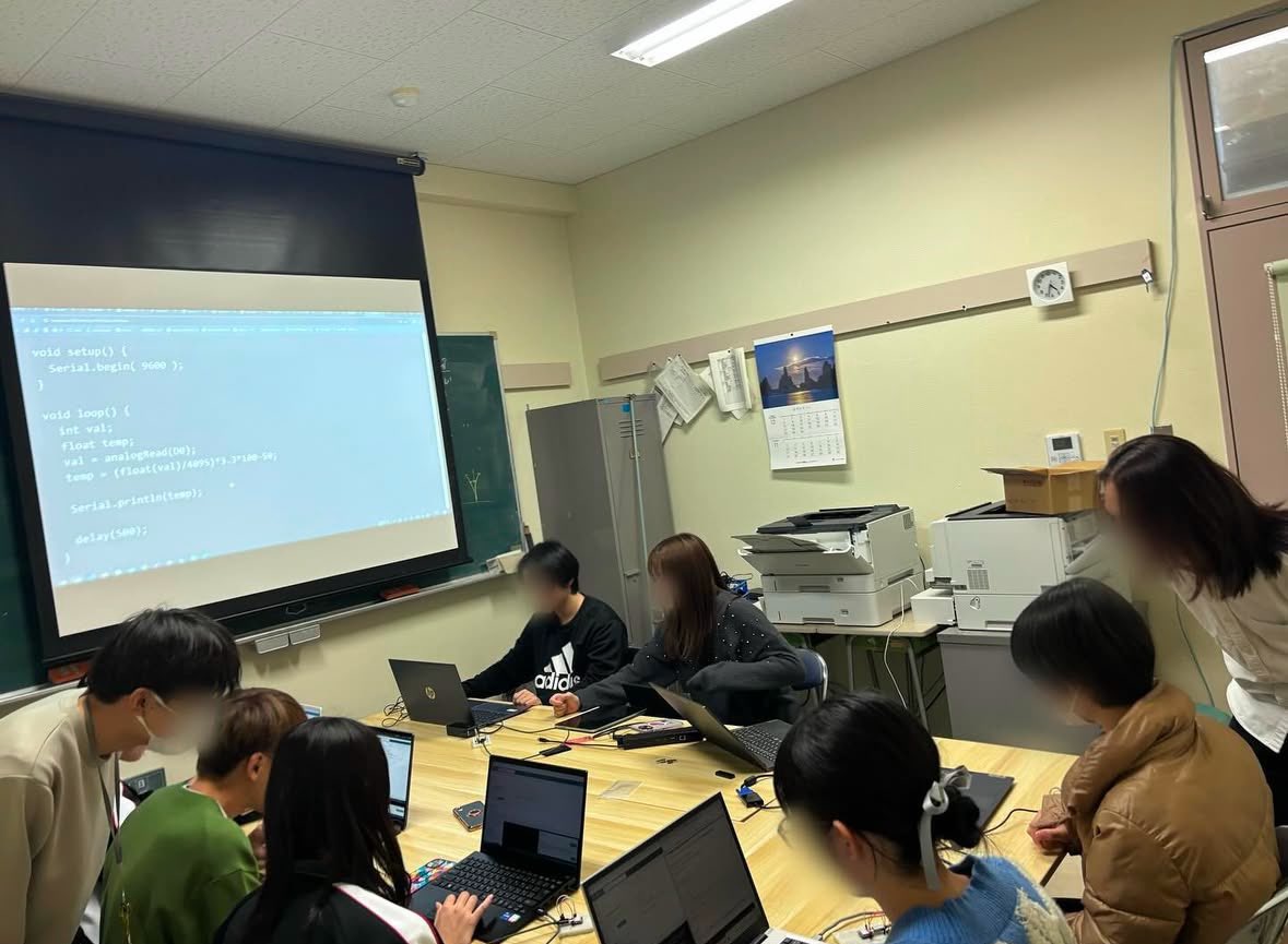 初めての電気💡✕プログラミング💻

マイコンを使った温度計を作成しました〜
毎度、たくさんの方にご参加いただき、ありがとうございます！