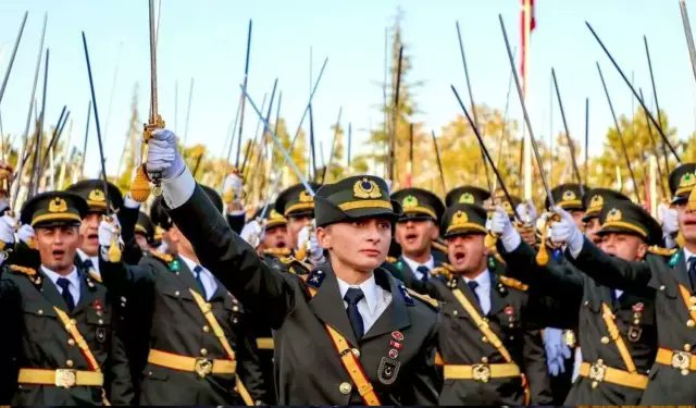 mywayTurkey's tweet photo. Teğmen Ebru Eroğlu, "Bugün sonuç ne olursa olsun, bizim ve sizlerin göğsündeki Harp Okulu rozetini alamayacaklar. Bizler Atatürk'ün önce sıra arkadaşı, sonra silah arkadaşı olduk. Hayatımızın geri kalanında da bu minvalde hareket edeceğiz şüphesiz" dedi.
#TeğmenlerOnurumuzdur https://t.co/eH6p99FKwq