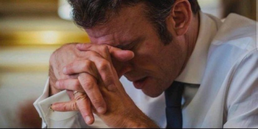 Les sénateurs et les députés peuvent dépenser 43 millions d'euros durant leur mandat sans avoir à fournir le moindre justificatif, grâce à une décision prise par Emmanuel Macron. 

( Le Canard enchaîné)