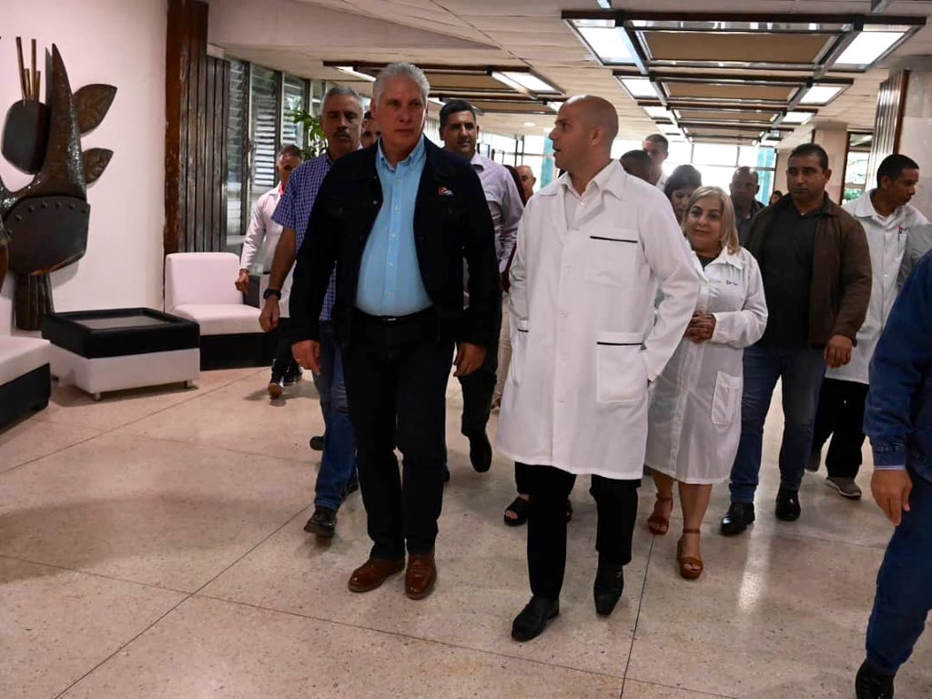 PresidenciaCuba's tweet photo. @DiazCanelB 🏥| Hasta el hospital provincial "Abel Santamaría" llegó luego el Presidente @DiazCanelB, un centro esencial para la atención de la población en Pinar del Río, donde la complejidad económica del país ha impedido llevar a cabo todas las acciones de mantenimiento necesarias. https://t.co/kDAmneV2Xz