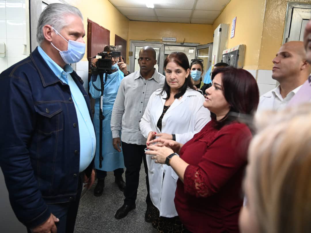PresidenciaCuba's tweet photo. @DiazCanelB 👩‍🍼| Tras visitar la Sala de Hemodiálisis, @DiazCanelB llegó a la de Neonatología, inaugurada hace dos años y considerada una de las mejores del país.

El colectivo, conoció, está integrado básicamente por mujeres muy consagradas. https://t.co/8nmVfu7y12