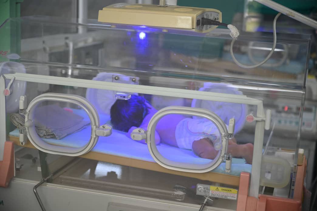 PresidenciaCuba's tweet photo. @DiazCanelB 👩‍🍼| Tras visitar la Sala de Hemodiálisis, @DiazCanelB llegó a la de Neonatología, inaugurada hace dos años y considerada una de las mejores del país.

El colectivo, conoció, está integrado básicamente por mujeres muy consagradas. https://t.co/8nmVfu7y12