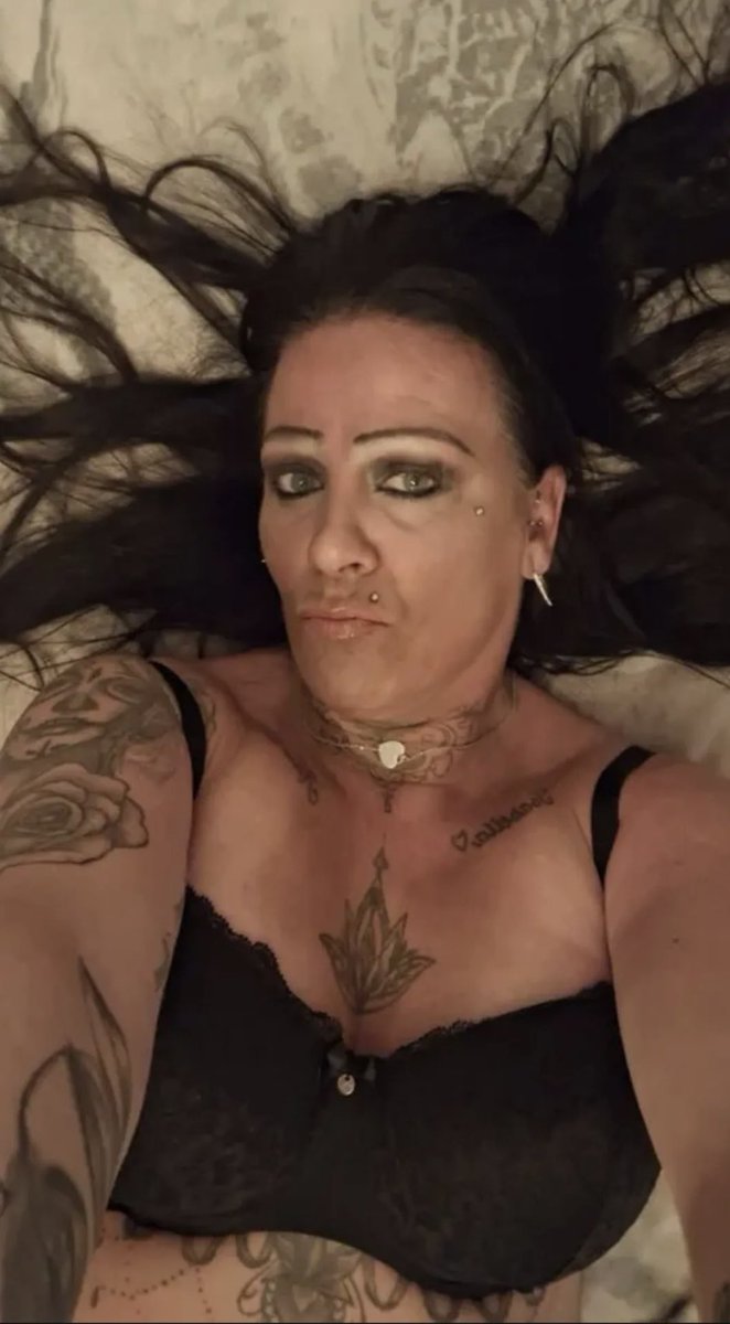 goddessmarcha's tweet photo. Wie komt me voetjes schoonlikken🧎‍♂️

#Findomnl #cuckold #finsub #betaboy #whalesub #paypig #humiliation #geldslaaf #walletdrain #finbrat #sissy #ballbusting #cashdrop #dutchgoddess https://t.co/Mcphn54i6B